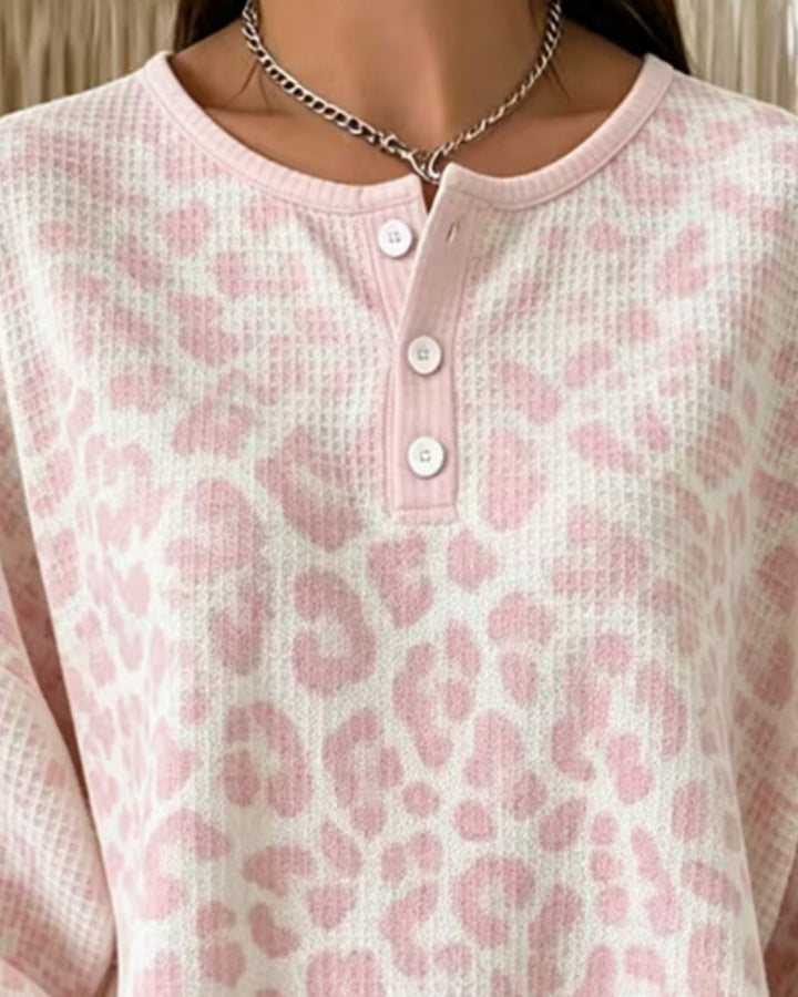 Bluza w panterkę z okrągłym dekoltem i zapięciem na guziki