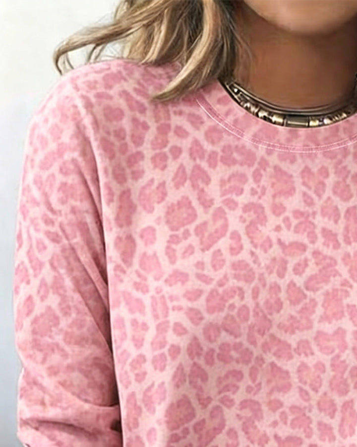 Stylizacja casual z damskim T-shirtem Lunavelle w panterkę