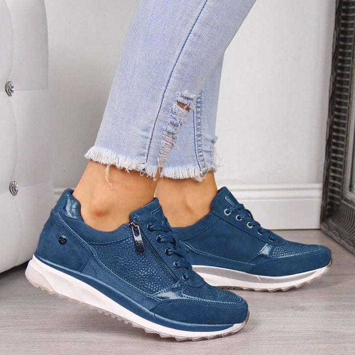 Ortopedyczne sneakersy z zamkiem błyskawicznym na jasnym tle