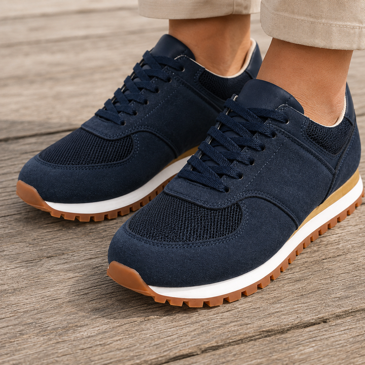 Sneakersy retro z wstawkami zamszopodobnymi pokazane z boku