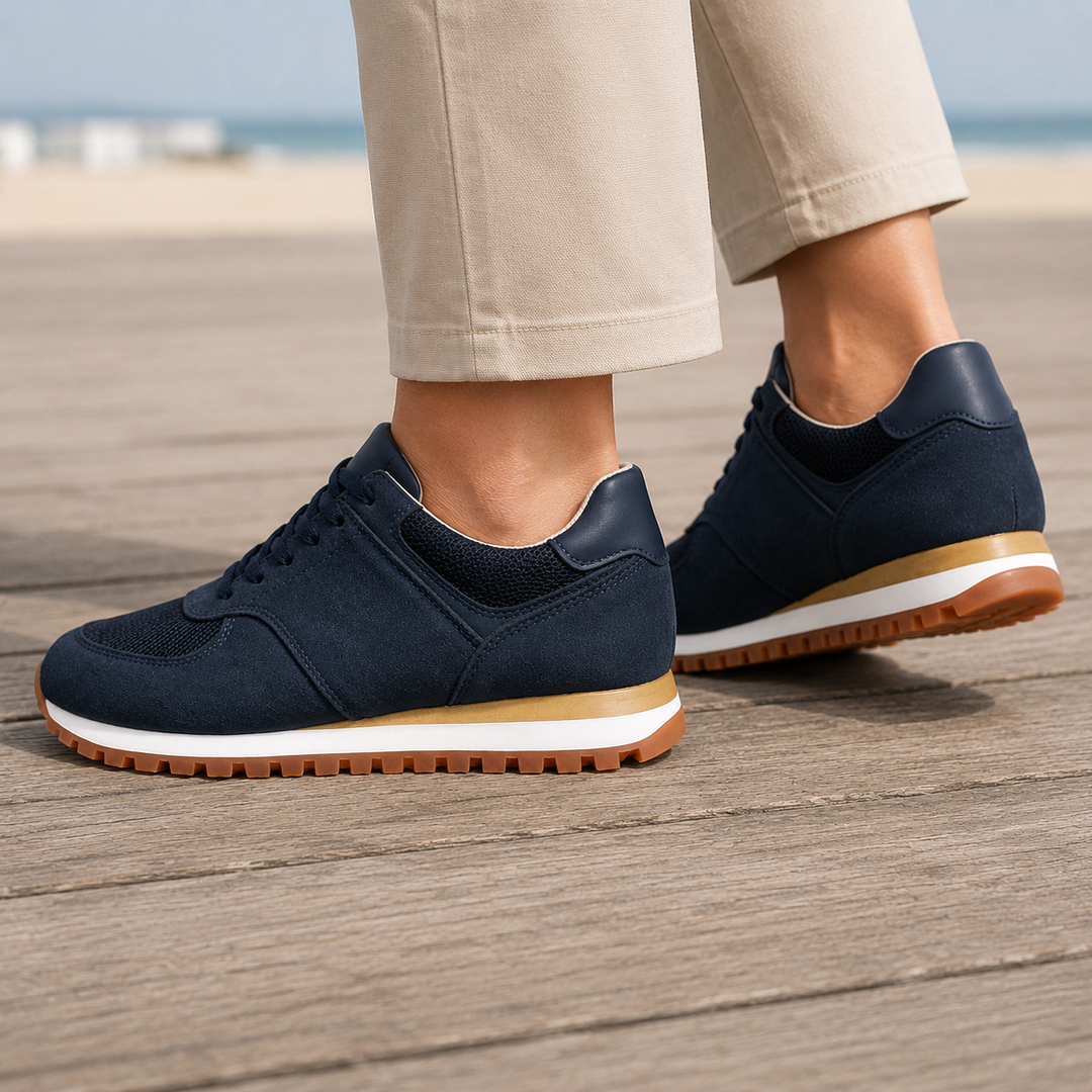 Para sneakersów retro z detalami zamszopodobnymi na jasnym tle
