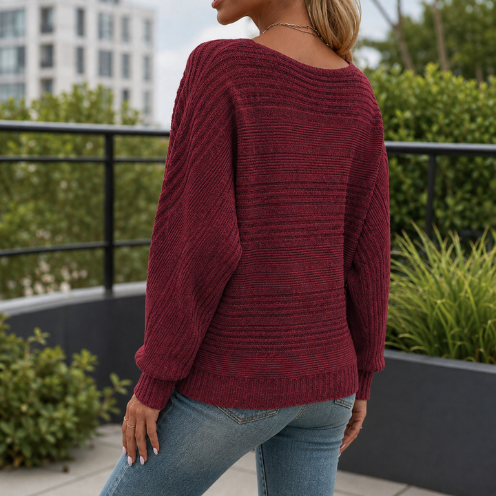 Sweter damski o dopasowanym fasonie z prążkowaną dzianiną