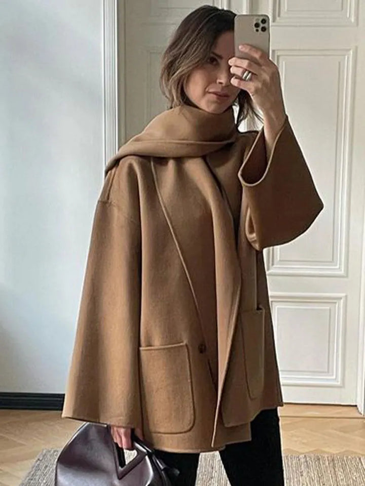Elegancki damski płaszcz kamelowy prezentowany z przodu