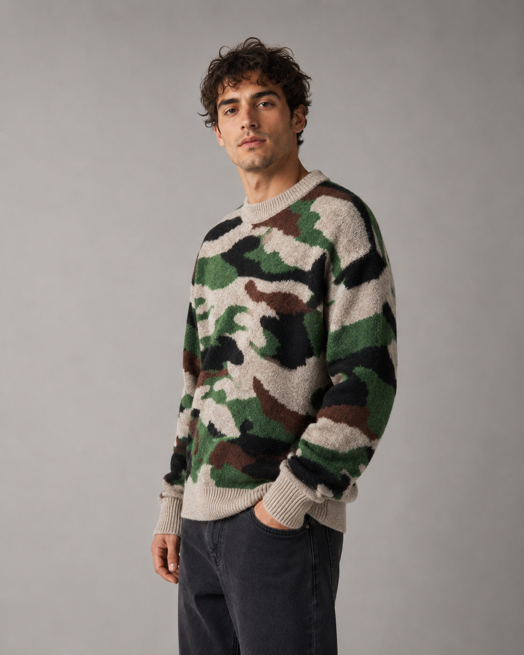 Męski sweter dzianinowy moro o luźnym kroju na jasnym tle