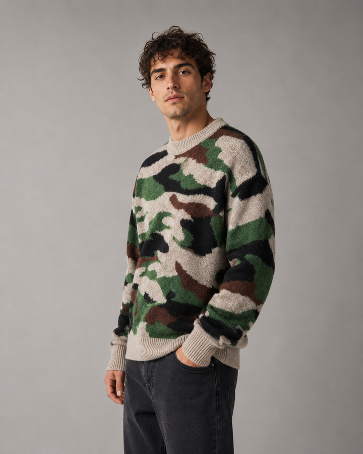 Męski sweter dzianinowy moro o luźnym kroju na jasnym tle