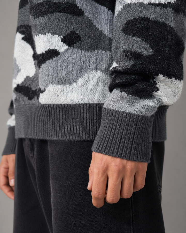 Dzianinowy sweter męski moro prezentujący luźny krój