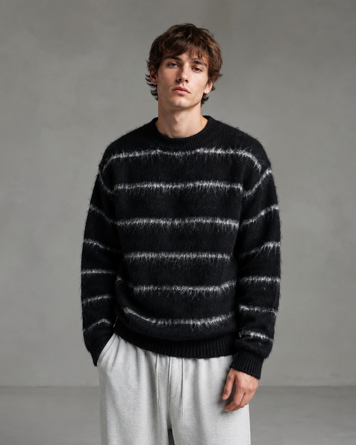 Męski puszysty sweter w czarne i kremowe paski na jasnym tle