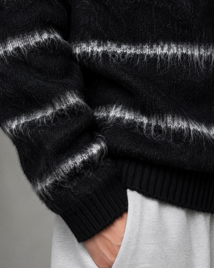 Widok całego męskiego swetra streetwear w czarne i kremowe paski