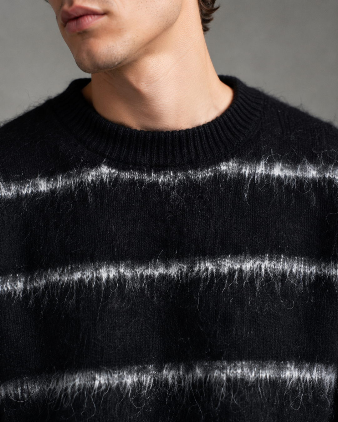 Męski puszysty sweter w paski do codziennych stylizacji